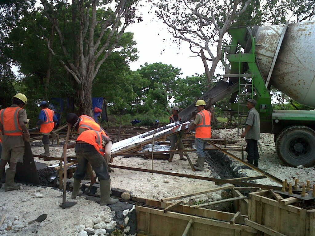 Kru RIJ menuangkan cor pondasi tower