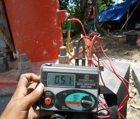 Pengukuran resistansi grounding dengan digital earth tester