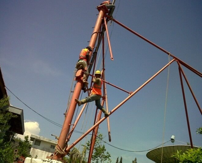 Kru RIJ mendirikan tower alamTV di Bali