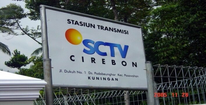 Papan nama stasiun transmisi SCTV Cirebon